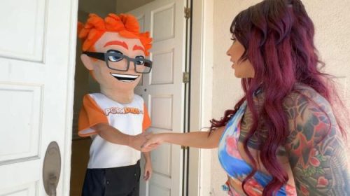 Luna Legend Gets Inked by Porn Dude