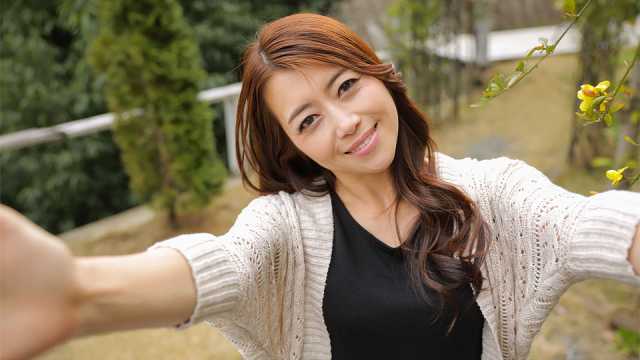 Public Naughtiness With Horny Idol Maki Hojo